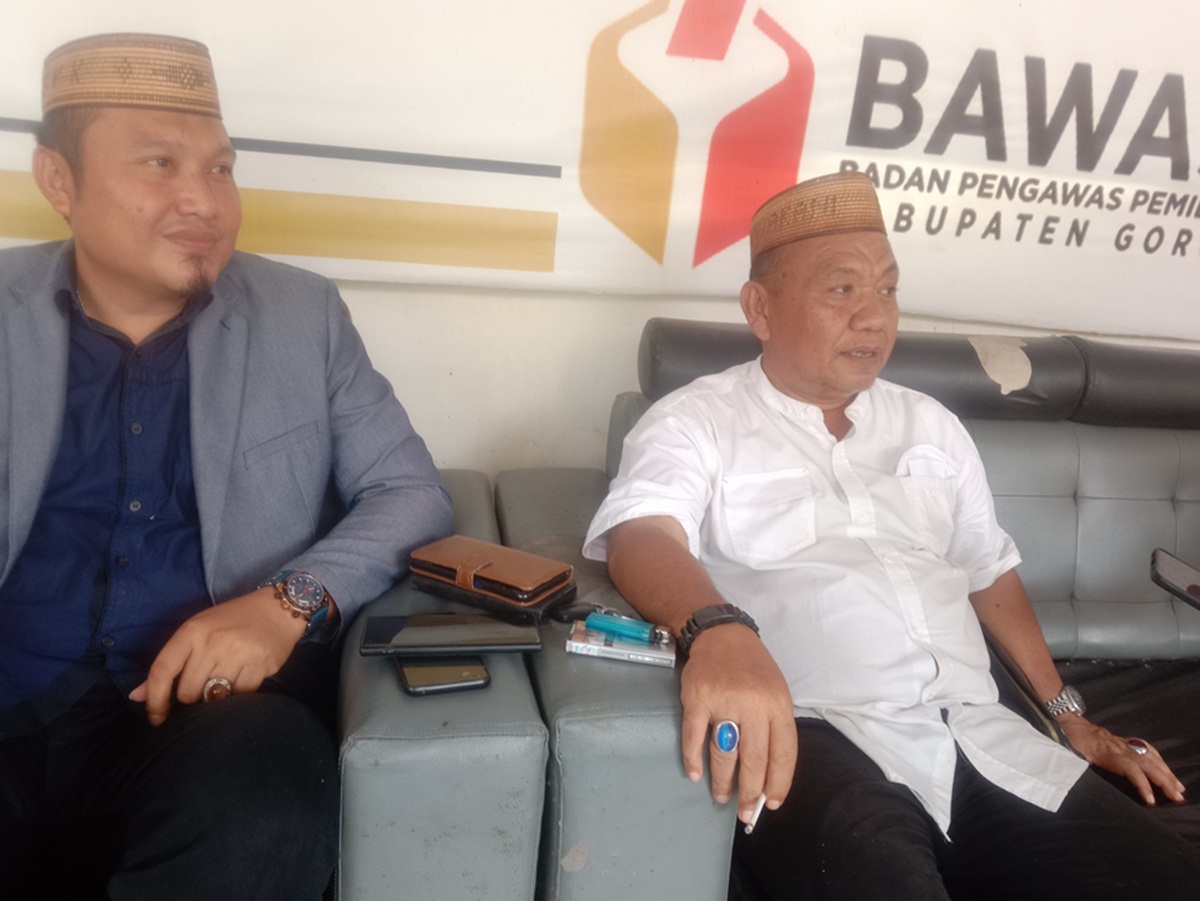 Aleg Deprov Arifin Djakani disampingi Caleg Yoslan Kakoni, SH,MH,  saat memberikan keterangan usai memenuhi panggilan Bawaslu Kabupaten Gorontalo.(F:GPD)