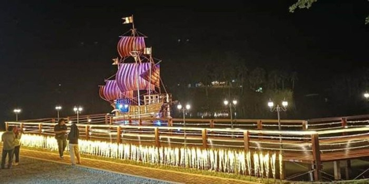 Miniatur kapal perang abad 17 di Danau Perintis saat malam hari. (Andris Modamba Saleh/Disparpora Bone Bolango)