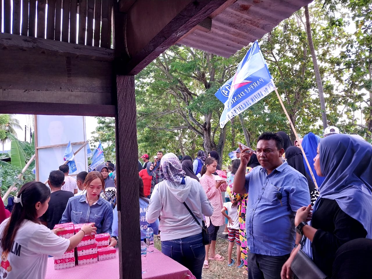 Antusiasme warga sat menghadiri kampanye dialogis Caleg Arifin Djakani (F:ist)
