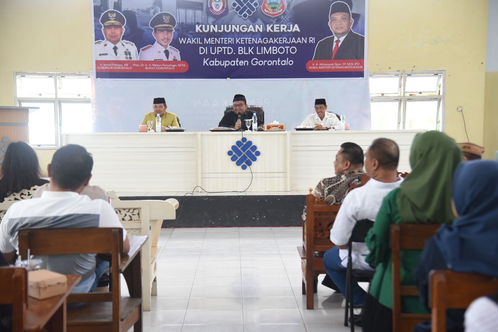 Wakil Menteri Ketenagakerjaan RI Afriansyah Noor didampingi Penjabat Gubernur Ismail Pakaya dan Bupati Gorontalo Nelson Pomalingo, saat melakukan peninjauan di UPTD Balai Latihan Kerja (BLK) Limboto