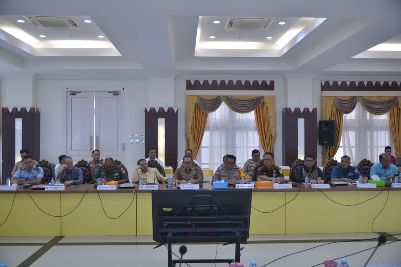 Suasana rapat Forkopimda diperluas yang dipimpin Penjagub Ismail Pakaya,untuk pelaksanaan kampanye rapat umum dan pemantauan ketersediaan bahan pokok di Provinsi Gorontalo. (Foto &ndash; Nova)