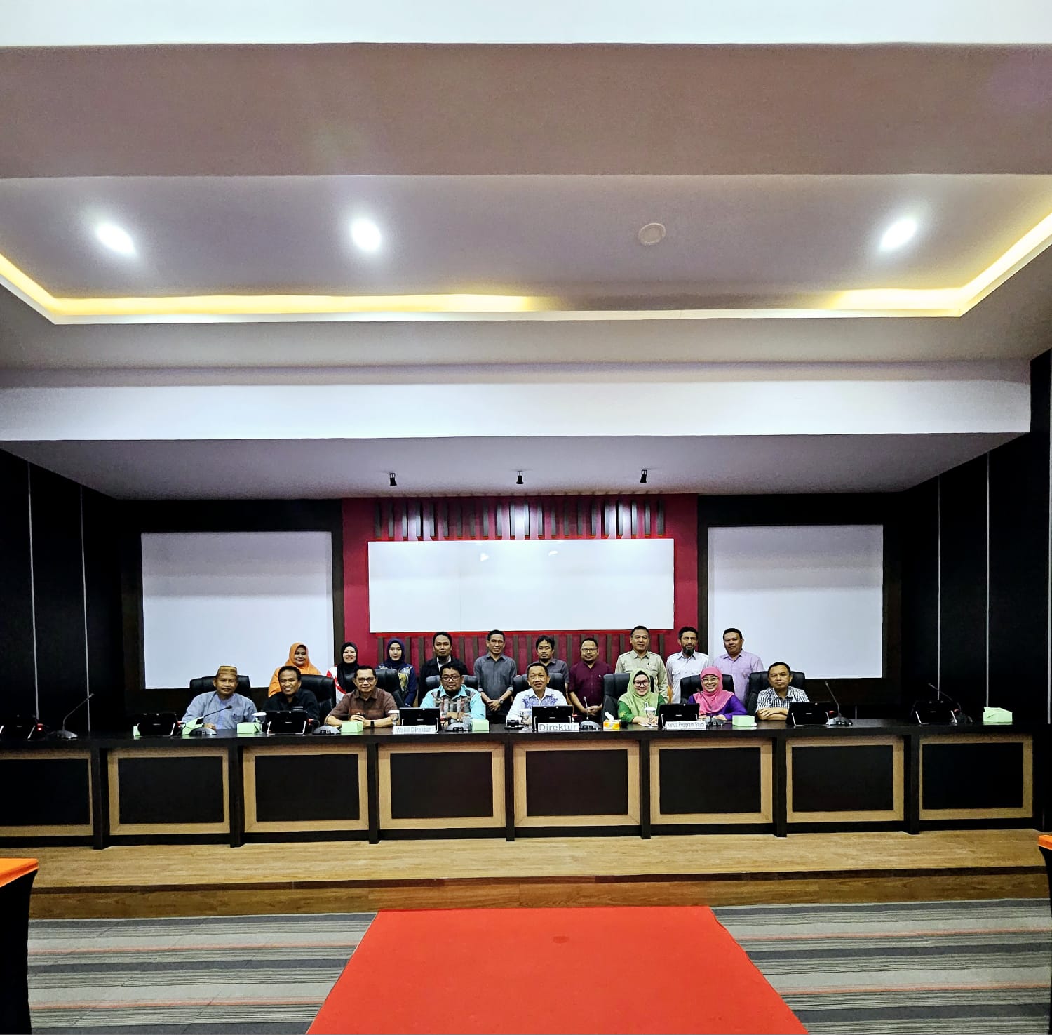 Rapat Penerimaan Mahasiswa Baru angkatan pertama Program Doktor Ilmu Lingkungan   Pascasarjana Universitas Negeri Gorontalo, dihadiri oleh Direktur, Wakil Direktur, Koordinator Program Studi, Dosen,(F