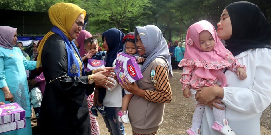 Penjabup Merlan S. Uloli saat memimpin Apel Akbar Lintas Sektor se Kecamatan Kabila Bone, di Objek Wisata Pantai Kurenai (F:AKP)
