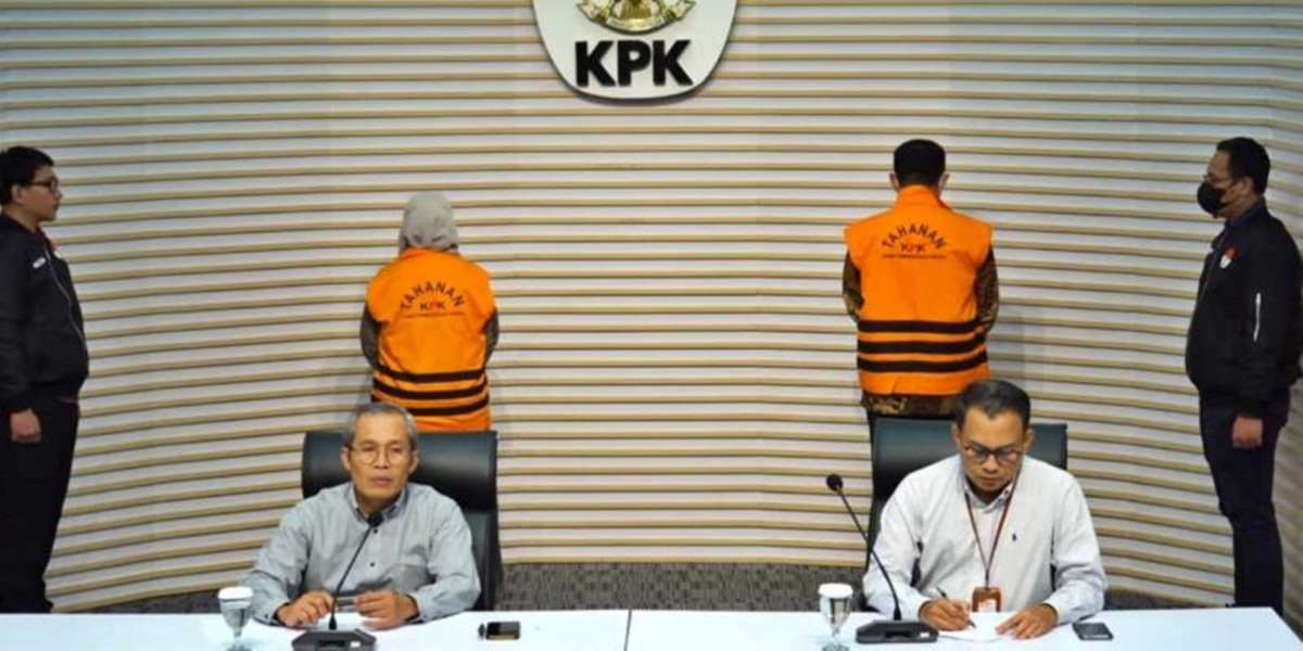 Caleg DPR RI Reyna Usman (kiri memakai rompi oranye KPK) saat konferensi pers di gedung Merah Putih KPK, Jakarta.  (tangkapan layar KPK_RI X)