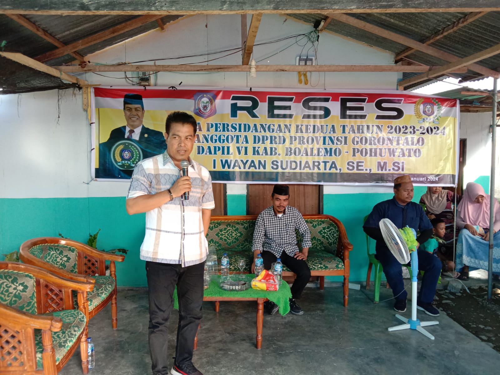 Aleg Deprov  I Wayan Sudiarta   saat melaksanakan reses di Kuala lumpur, Kecamatan Paguyaman  Kabupaten Boalemo,.(F:;dok)