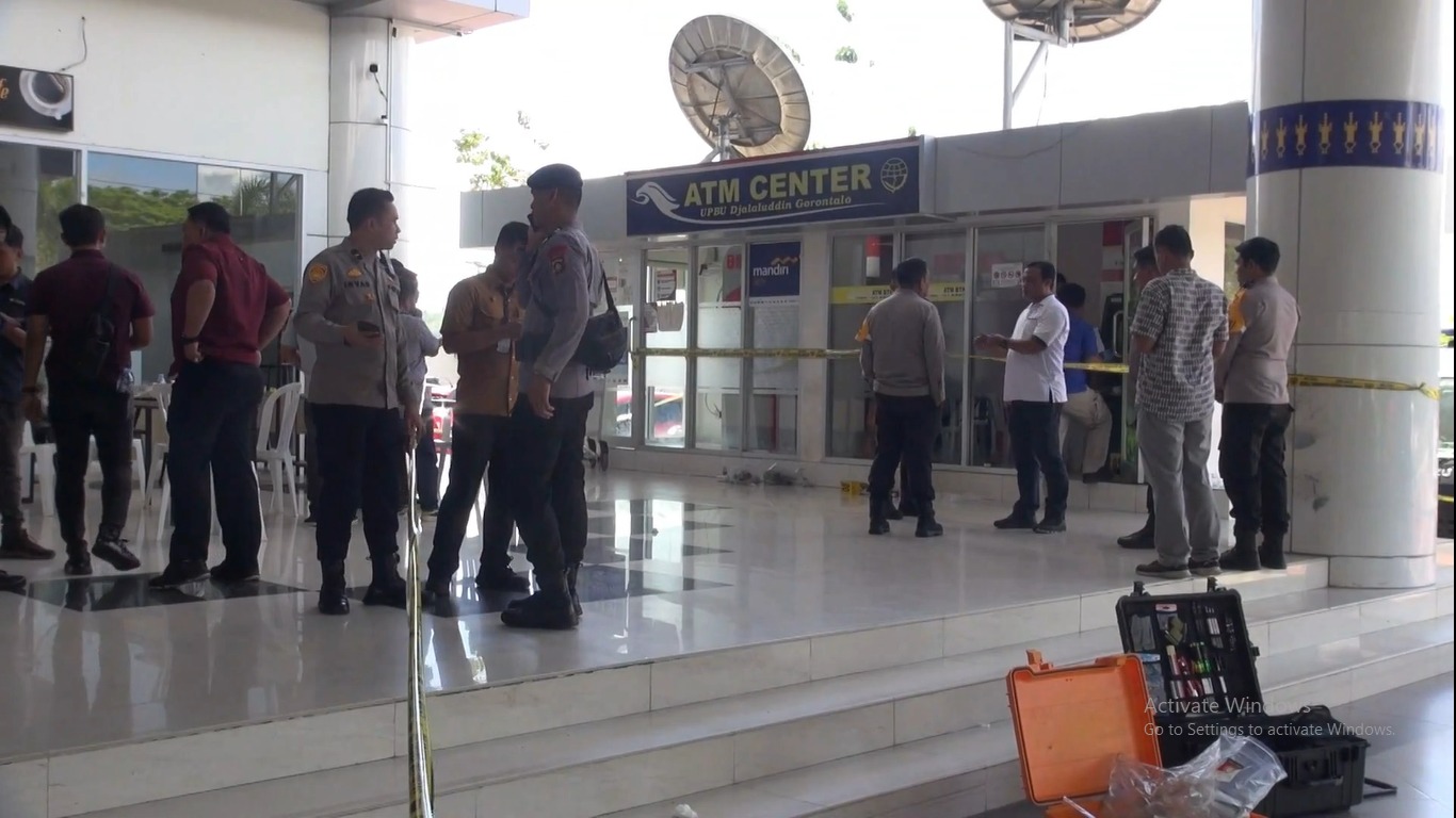 Suasana olah TKP atas pembobolan dua ATM Bandara Djalaludin Gorontalo (F:hms-Pol)