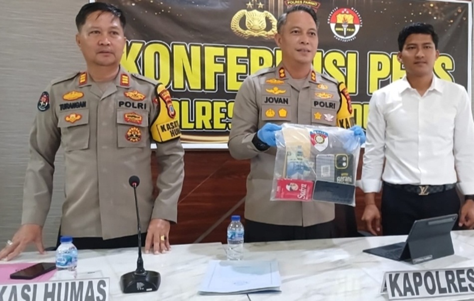 Kapolres Parigi Moutong, AKBP Jovan Reagan Sumual (tengah) memperlihatkan barang bukti pengungkapan kasus perdagangan orang atau prostitusi online melalui aplikasi MiChat di sebuah hotel (F:Hms-pol)