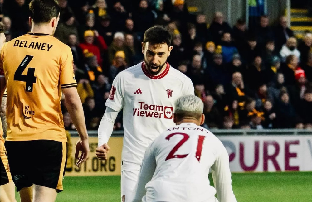 Bruno Fernandes melakukan selebrasi bersama Anthony / sumber: Instagram@manchesterunited