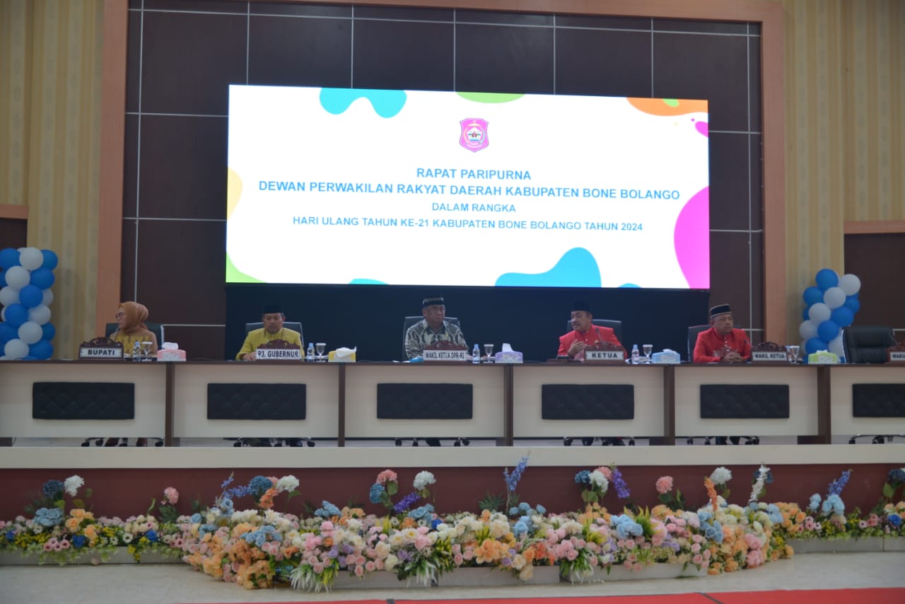 Suasana Rapat Paripurna HUT ke-21 Bone Bolango,  dihadiri Penjabat Gubernur Gorontalo Ismail Pakaya, dan Wakil Ketua DPR RI, Bupati Bone Bolango dan jajaran Pimpinan DPRD . (Foto &ndash; Fikry)