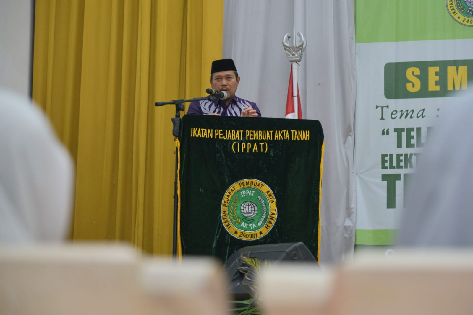 Penjagub Gorontalo Ismail Pakaya memberikan sambutan pada seminar IPPAT di Belle Li Mbui, Kota Gorontalo (Foto : Fikri)