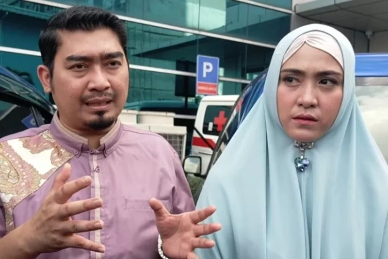 Ustad Solmed dan April Jasmine saat ditemui di bilangan Tendean, Jakarta Selatan, Selasa (2/6). (Abdul Rahman/JawaPos.com)