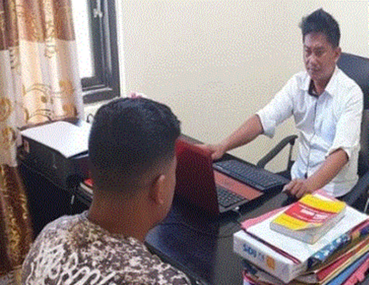 Pelaku saat menjalani pemerikjsaaan di Polres Gorut.(F:Hms-pol)