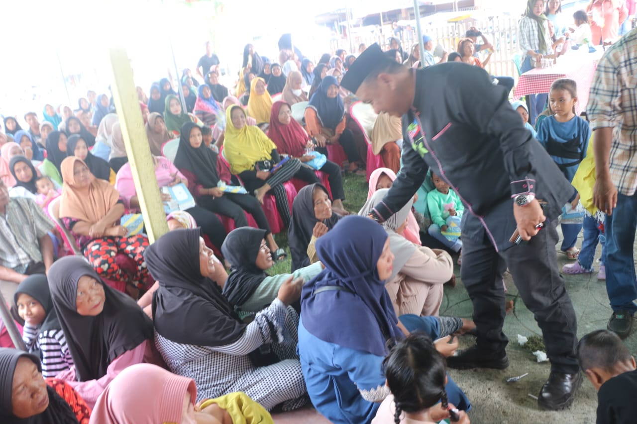 Calon anggota DPRD Kabupaten Gorontalo Arifin Djakani saat bersalaman dengan emak-emak.(F:dok)