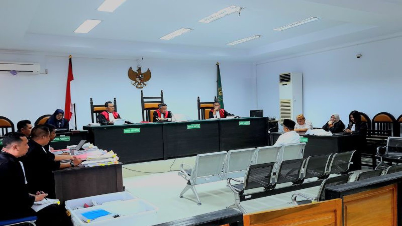 mantan Bupati Bone Bolango Hamim Pou saat menjalani persidangan di PN Tipikor Gorontalo (F:ist)