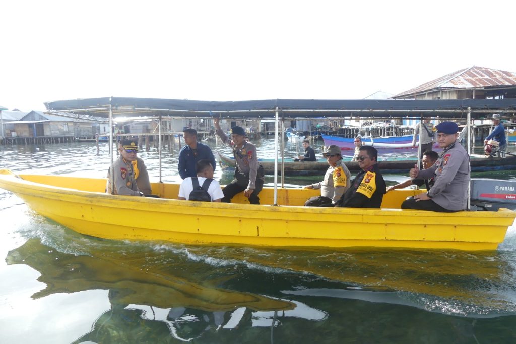 Kapolda Gorontalo Irjen Pol Drs Angesta Romano Yoyol, M.M melakukan kunjungan ke Desa Torosiaje, Kabupaten Pohuwato, guna mengecek persiapan Tempat Pemungutan Suara (TPS) (F:hms-Pol)