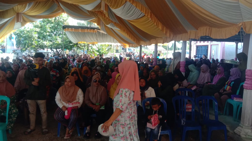 Kerumunan warga yang membludak saat kampanye di Mootilango (F:dok Tim)
