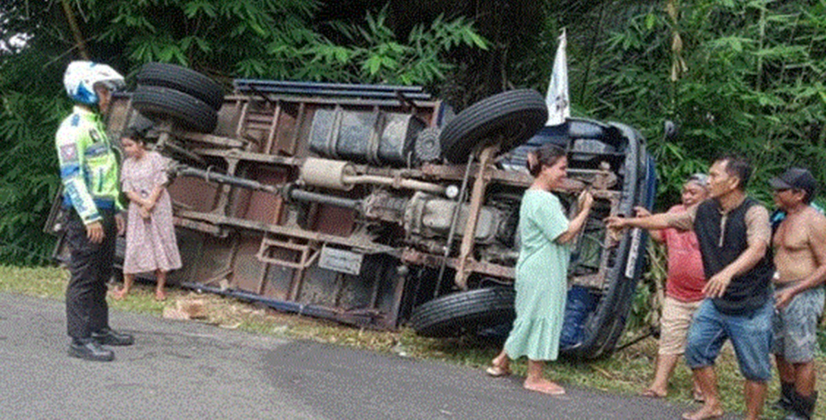 Kondisi truk yang mengangkut beras dan minyak goreng terbalik di jalan menurun Desa Pontolo, Kabupaten Gorontalo Utara.(F:ist)