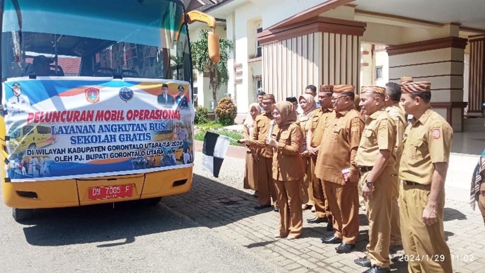 Pj Bupati Gorut Sila Botutihe saat meluncurkan 5 Angkutan Bus Sekolah Gratis di 8 Kecamatan.(F:Kmfo).