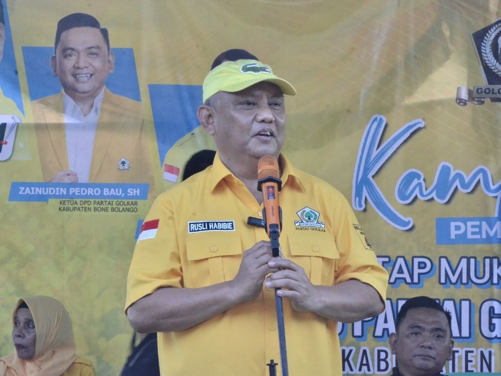 Rusli Habibie, Caleg DPR RI Nomor Urut 1 Dapil Provinsi Gorontalo, saat menyampaikan orasi politik saat kampanye di Tapa Bulango.(F:ist)