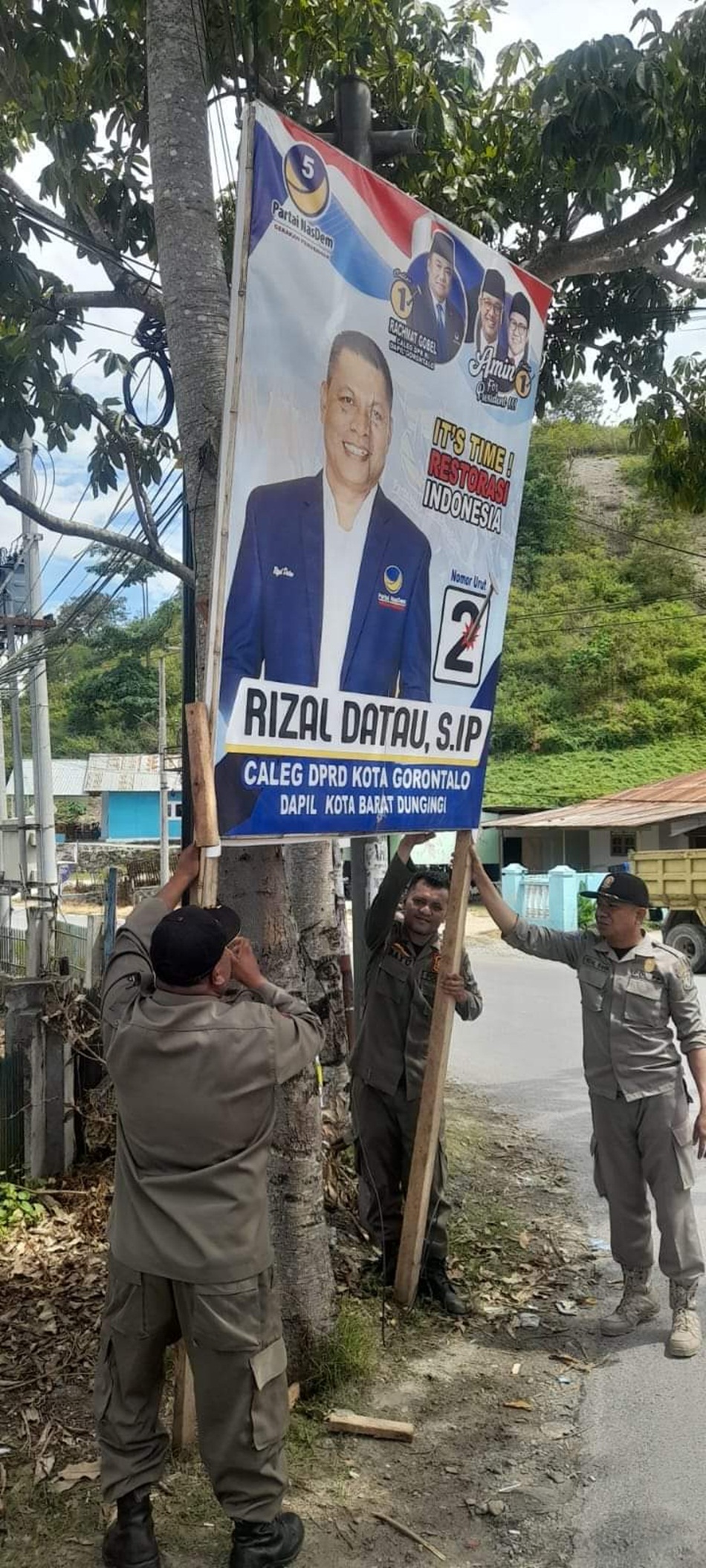 Salah satu baliho caleg Partai Nasdem Kota Gorontalo yang dicopot Bawaslu dan Satpol PP (F:FB)