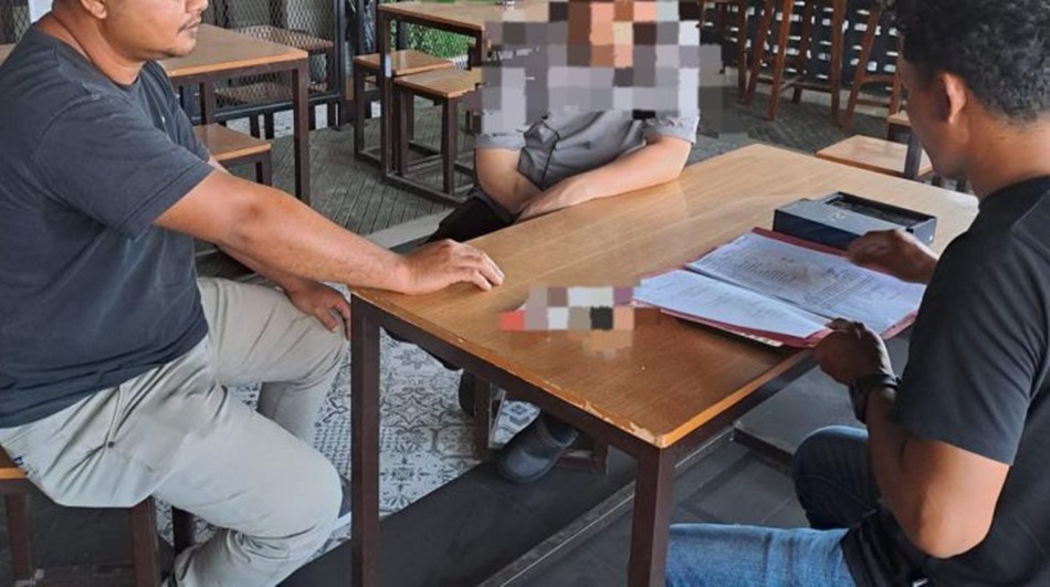 Pelaku  pencurian  handphone dan uang saat menjalani pemeriksaan di Polresta Gorontalo Kota.(F:Hms-pol).