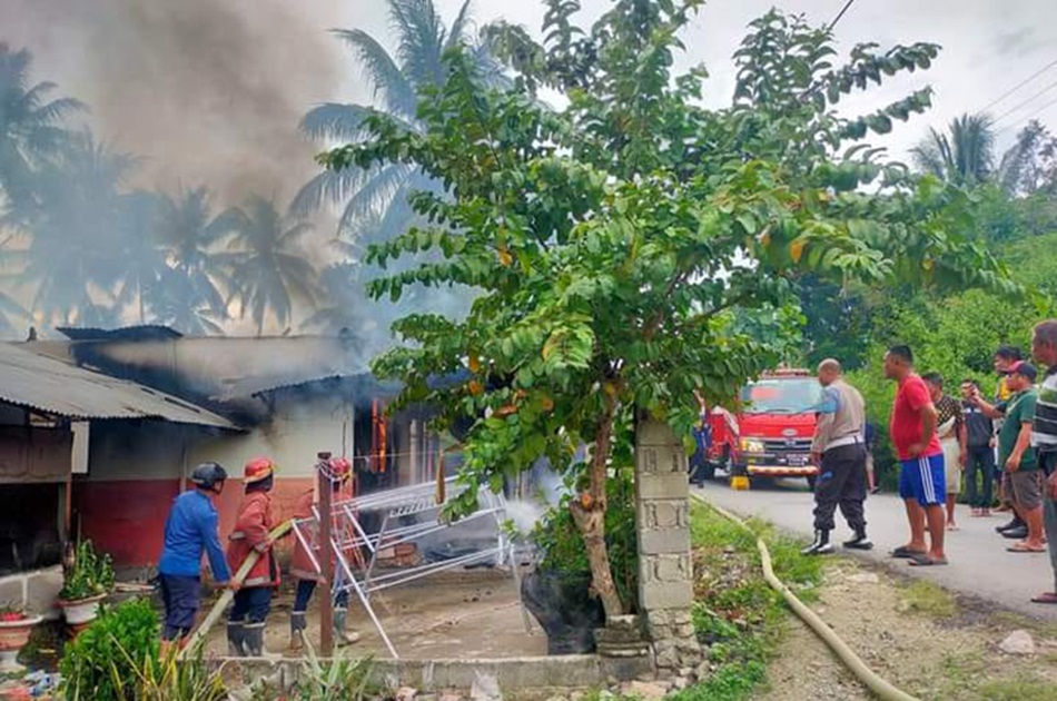 Petugas Damkar saat berusaha memadamkan sisa-sisa api yang membakar sebuah rumah   di Desa Ulapato, Kecamatan Telaga Biru, Kabupaten Gorontalo.(F:Damkar Kabgor)