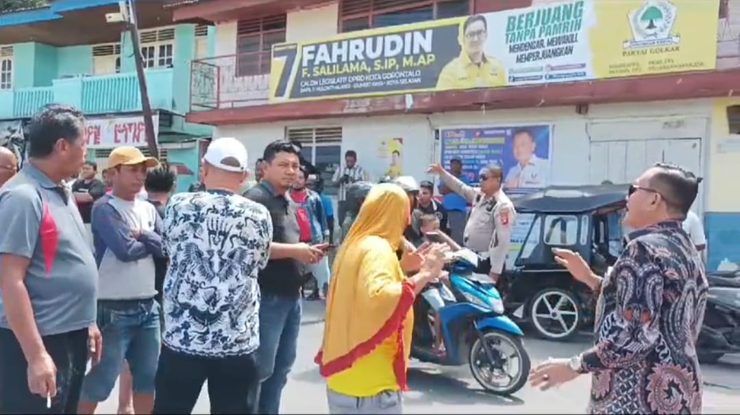 Emak-emak (baju kuning) saat melarang Ekhwan Ahmad, Caleg DPRD Provinsi Gorontalo berkampanye di Kelurahan Tenda(F: Ist).