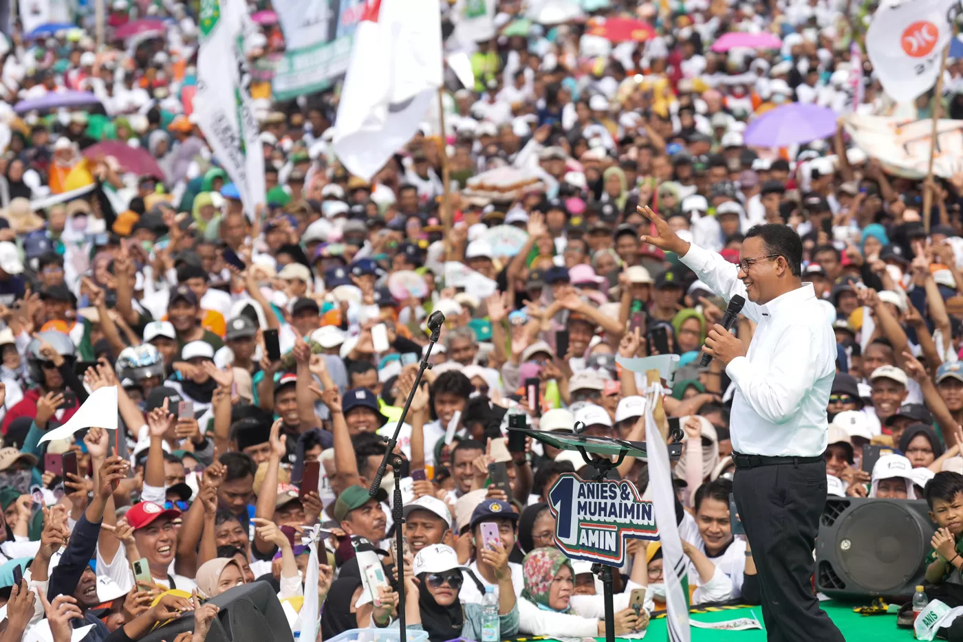 Calon presiden nomor urut 1 Anies Baswedan bersama calon wakil presiden Muhaimin Iskandar saat hadir pada kampanye akbar "Amin" di Lapangan Desa Pendawa, Kabupaten Tegal, Jawa Tengah, Selasa (30/1/202