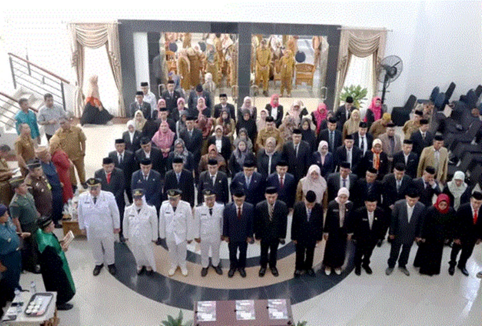 Suasana pelantikan dan pengambilan sumpah jabatan puluhan Pejabat Struktural dan Fungsional oleh Bupati Merlan S. Uloli, di Lobby Kantor Bupat. (Foto: AKP)