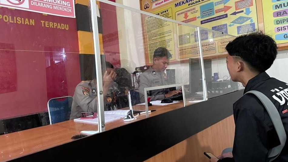 AAP (kanan) memberikan keterangan terkait kasus salah tangkap yang dialaminya.(F:ist)