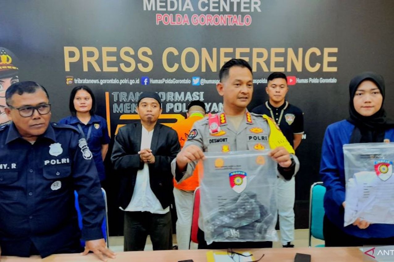 Kabid Humas Polda Gorontalo Kombes Desmont Harjendro (tengah) didampingi Panit 2 Subdit 4 Ditreskrimum Ipda Dyanita Shafira (kanan) saat menunjukkan barang bukti pengungkapan kasus TPKS.(F:hms-pol)