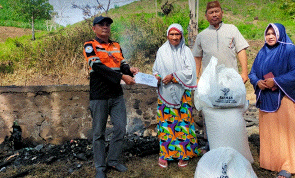 Pemkab Gorontalo Utara Bantu Korban Kebakaran di Kecamatan Anggrek.(F:Kmfo)