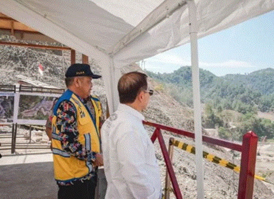 Kepala BWS Sulawesi II Gorontalo Parlinggoman Simanungkalit, saat mendampingi  Kepala Bappenas Menteri PPN Suharso Manoarfa meninjau bendungan Bolango Ulu( F:BWS)