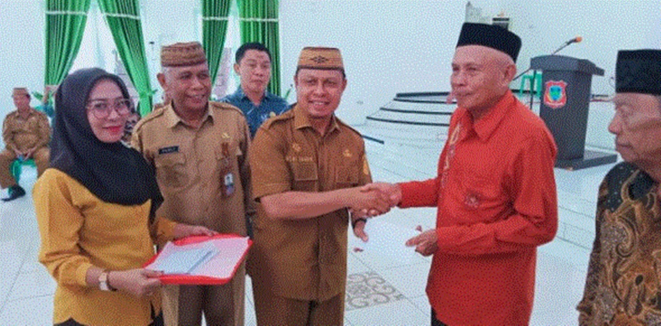 Sekda Kabupaten Gorontalo, Roni Sampir menyerahkan honor sebesar Rp500 Ribu kepada pemangku adat.(F:kmfo).