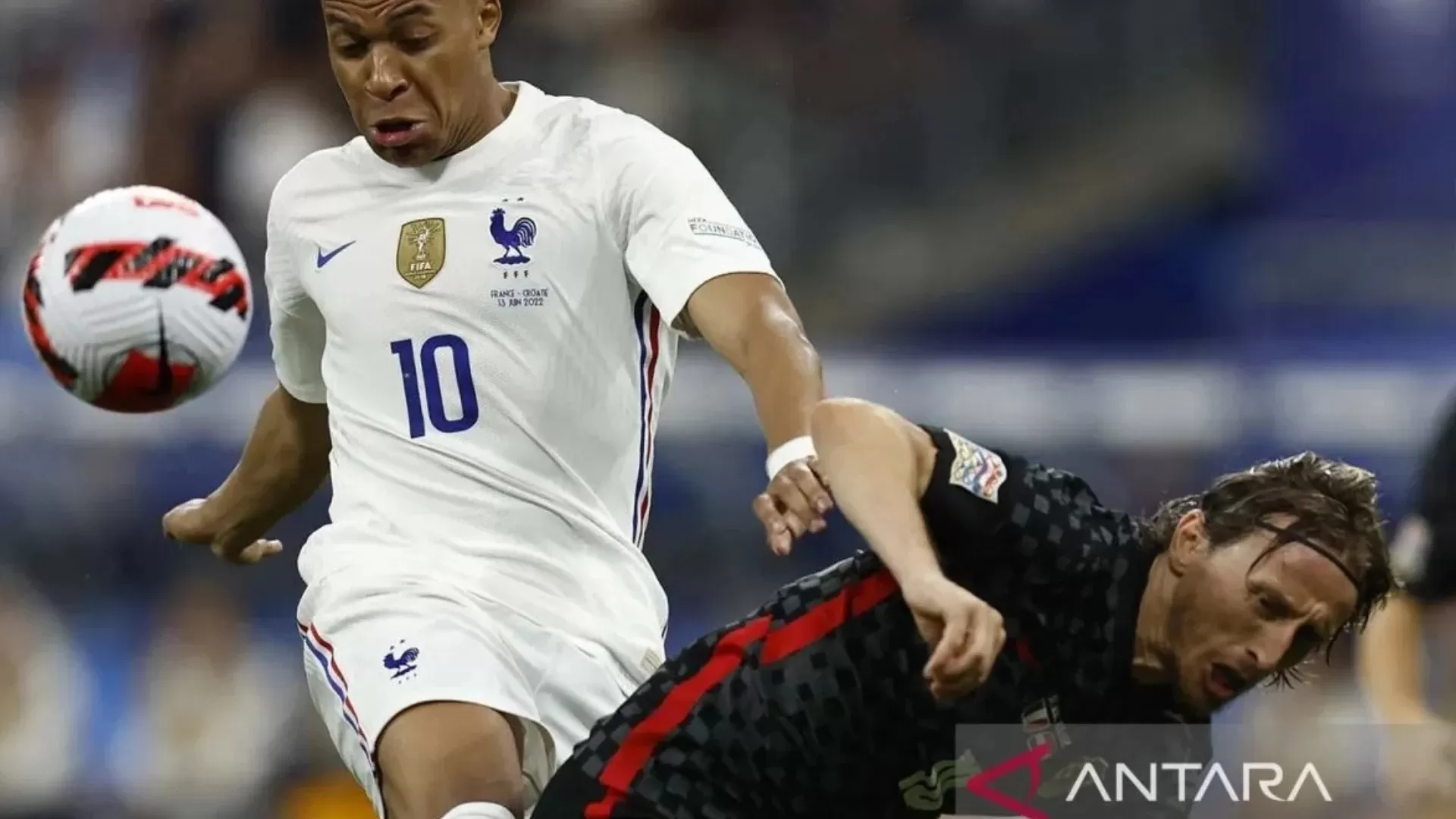 Pemain Prancis Kylian Mbappe berusaha merebut bola dari pemain Kroasia dalam pertandingan Grup A UEFA Nations League ./ (REUTERS/Gonzalo Fuentes/aww.)