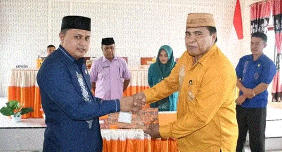 Asisten I Setda Boalemo Ismet Nono saat menyaksikan serah terima jabatan camat Delupi, kabupaten Boalemo.(F:KMfo)