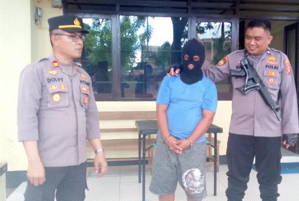 Pelaku pencurian saat diamankan aparat kepolisian Polsek Tilamuta.(F:hms-pol)
