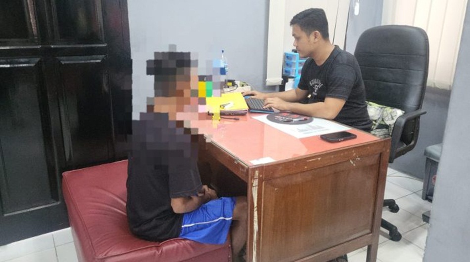 remaja berinisial RD, warga Kecamatan Hulonthalangi, Kota Gorontalo. saat menjalani pemeriksaan di Polresta Gorontalo.(F:hms-Pol)
