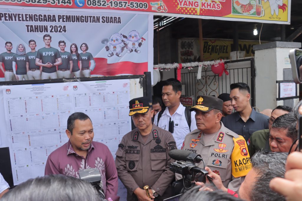 Forkoimda  Provinsi Gorontalo saat meninjau sejumlah TPS (F:Hms-pol)
