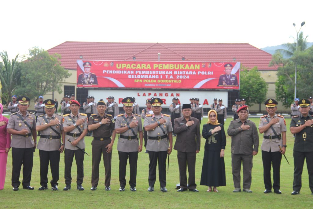 Kapolda Gorontalo pimpin upacara pembukaan Pendidikan Bintara Polri Gel.I T.A.2024   yang diikuti 153 siswa berlangsung  di SPN Polda Gorontalo.(F:hms-pol).