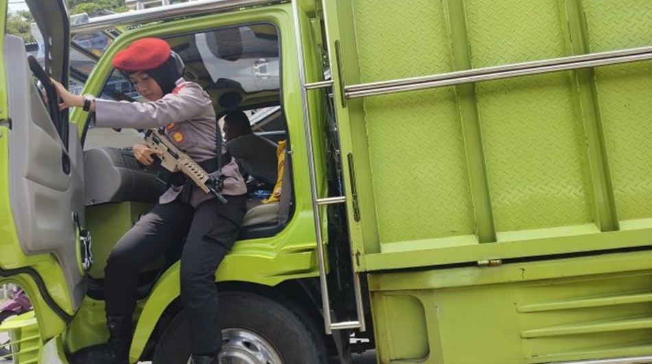 Kawal Pendistribusian Kotak Suara Polresta Gorontalo terjunkan 18 pdersonil (F:Hms-Pol).
