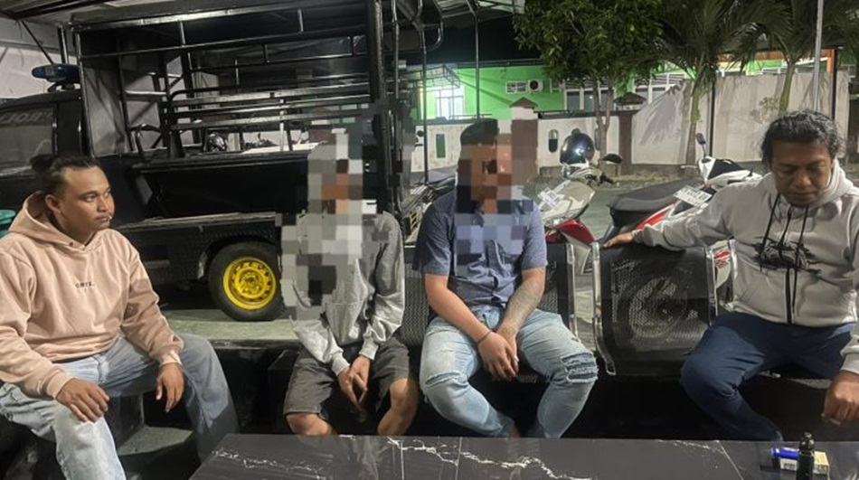 Team Rajawali Sat Reskrim Polresta Gorontalo Kota saat mengamankan kedua pelaku.(F:hms-pol)