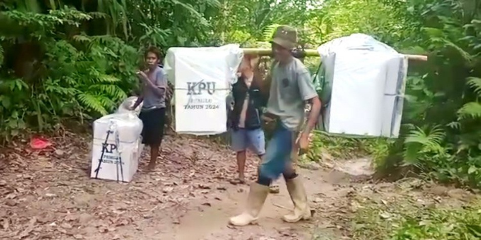 Kijang atau jasa pikul saat mengangkat logistik Pemilu Serentak 2024 dari Desa Tulabolo Kecamatan Suwawa Timur  menuju Kecamatan Pinogu, dengan menempuh perjalanan sejauh 40 km selama 12 jam.  (F.dok)