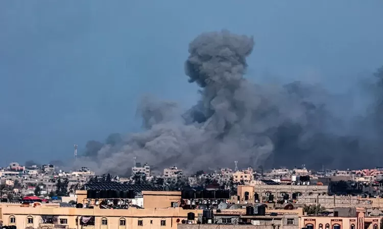 Gambar pemboman Israel terhadap Khan Younis di Jalur Gaza selatan pada hari Jumat (9/2) (nytimes.com)