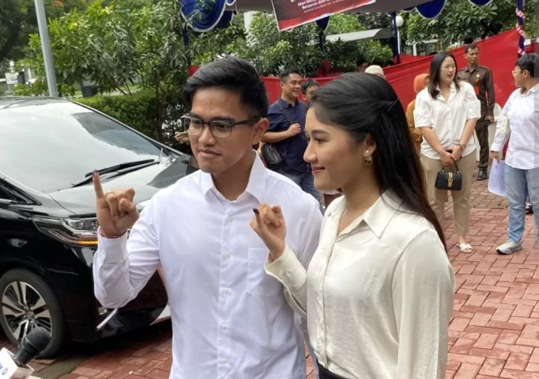 Ketua Umum PSI Kaesang Pangarep bersama istrinya Erina Gudono menunjukkan jari kelingking yang dibubuhi tinta usai menyalurkan hak suara di di TPS 063, Setiabudi, Jaksel (ANTARA/Fath Putra Mulya)