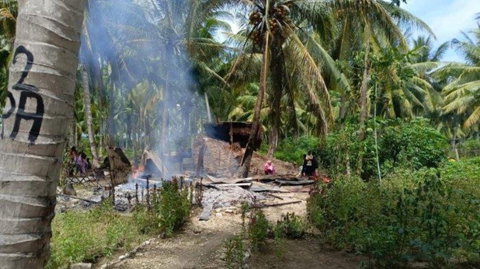 Rumah warga Desa Buntulia Jaya, Kecamatan Duhiadaa, Kabupaten Pohuwato, ludes terbakar. (F:hms-pol).