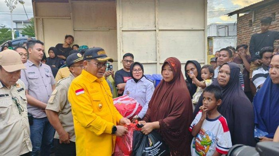 Wali Kota Gorontalo, Marten Taha menyalurkan bantuan kepada korban kebakaran di Kelurahan Heledulaa Utara.(F:kmfo)