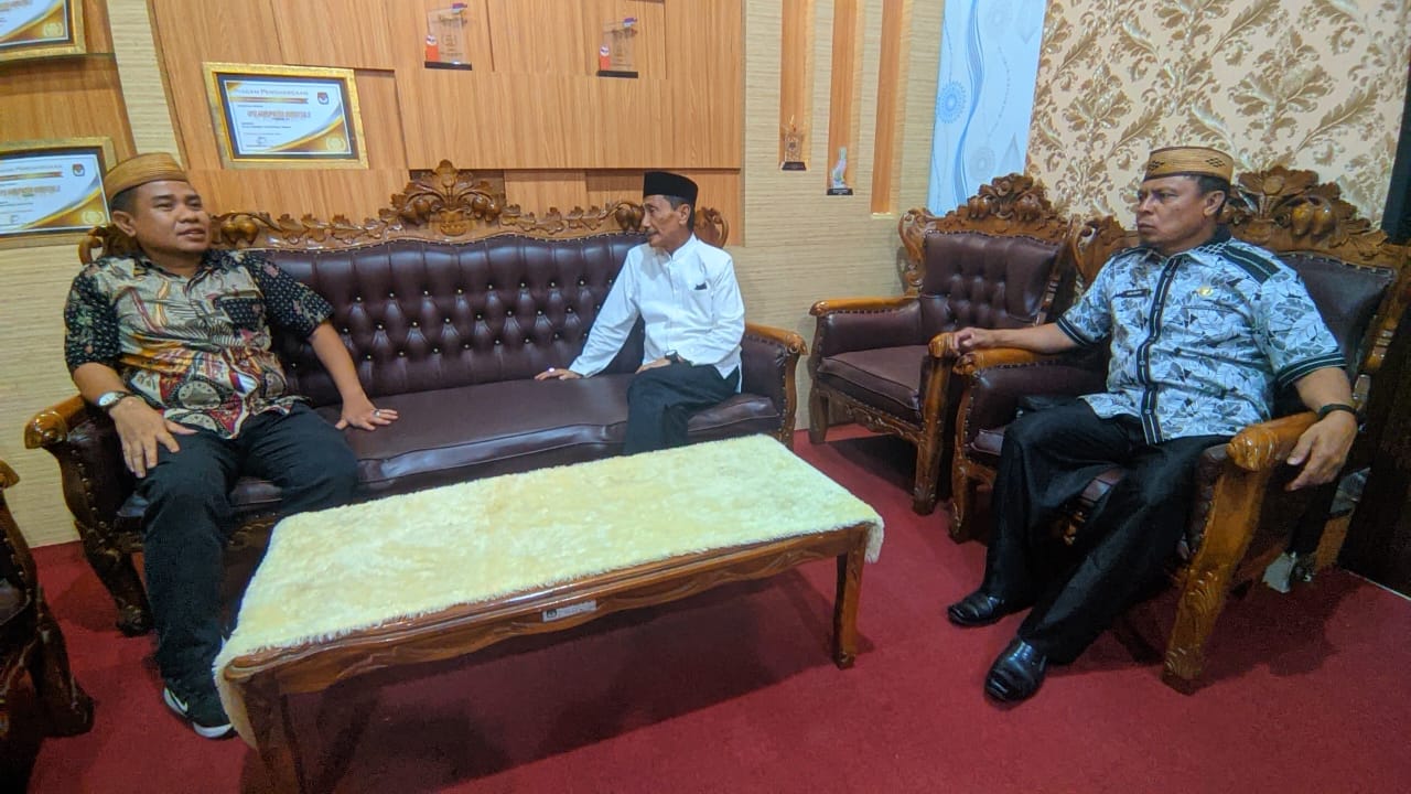 Bupati Nelson Pomalingo didampingi Sekda Roni Sampir saat mendatangani Bawaslu dan KPU.(F:ist)