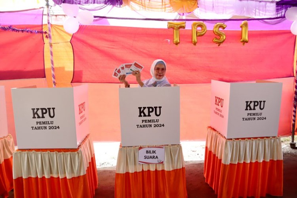 Bupati Merlan S. Uloli saat menyalurkan hak suaranya pada Pemilu Serentak tahun 2024, di TPS 001 Kelurahan Tumbihe, Kecamatan Kabila. (F.Tim IKP)