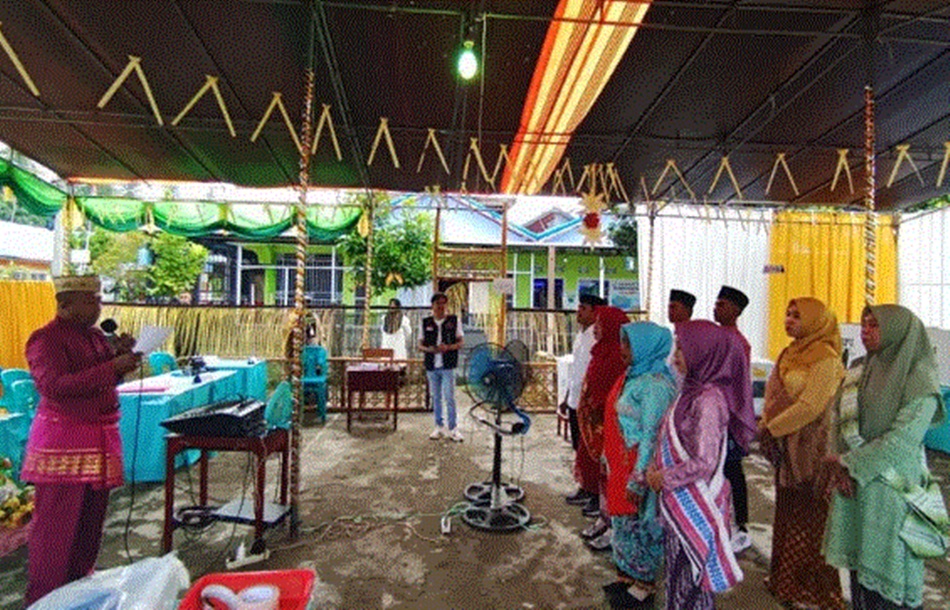 Suasana di dalam TPS dengan konsep Adat Gorontalo di Kayubulan Bone Bolango.(F:ist)